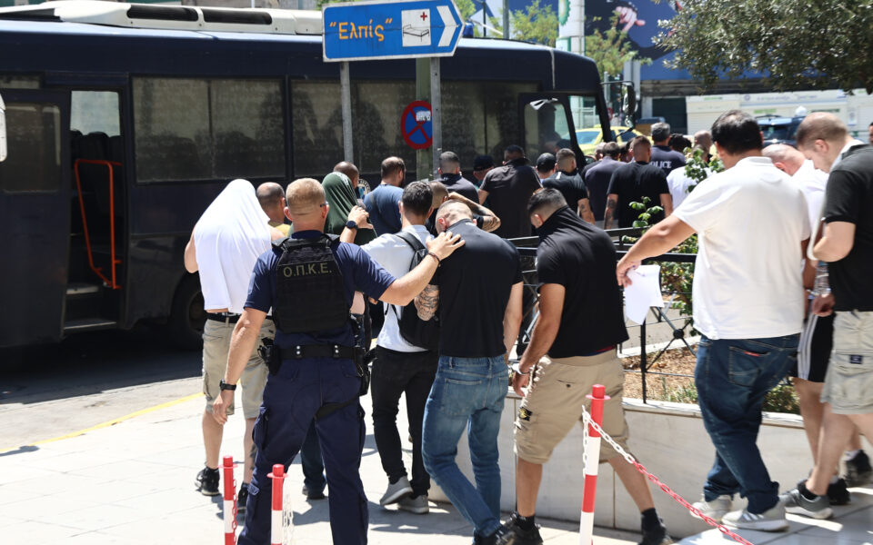 Atina stadyumunun dışında yaşanan çatışmaların arkasında holigan ‘iç savaşı’ görülüyor