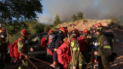 Atina yakınlarındaki yangınlar hafifliyor, itfaiyeciler alarma geçti
