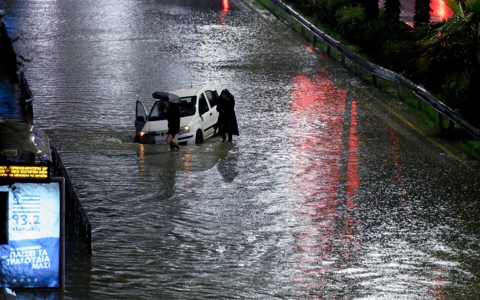 Atina ve Evia’da yağmur sorunlara neden oluyor