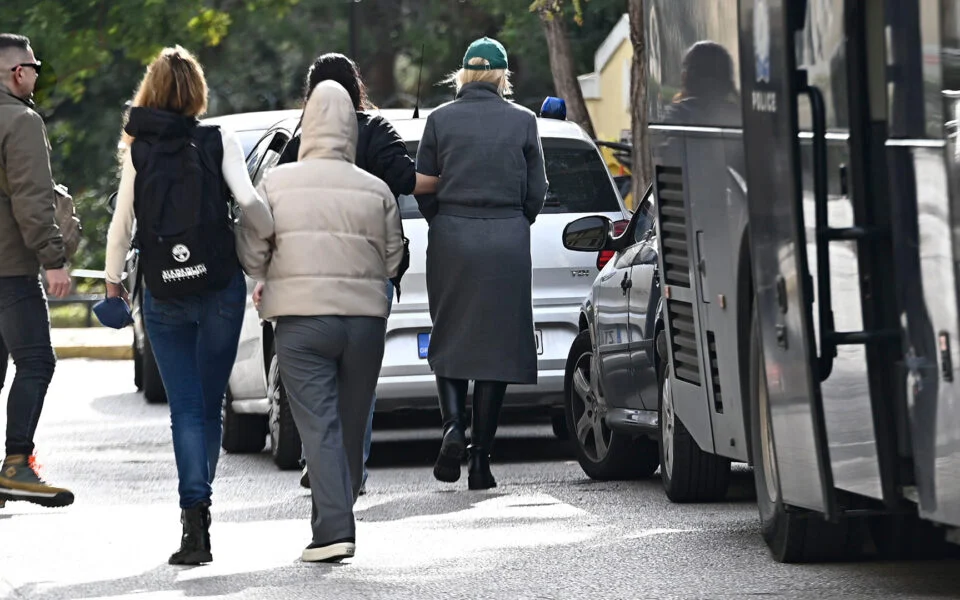 Büyük rüşvet şebekesinde çete yönetmek, dolandırıcılık ve kara para aklama suçlamasıyla 19 kişi tutuklandı