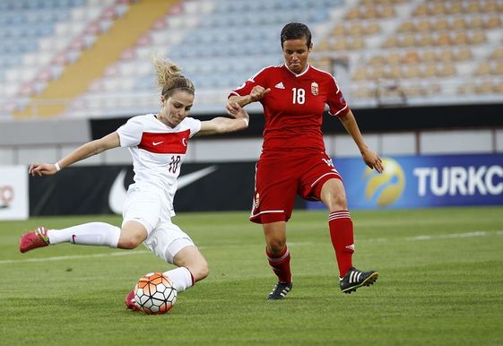 Melike Pekel; Kadın futbolu daha samimi