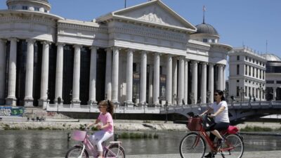 Kuzey Makedonya parlamentosu önerilen merkez sağ hükümeti oylamaya hazırlanıyor