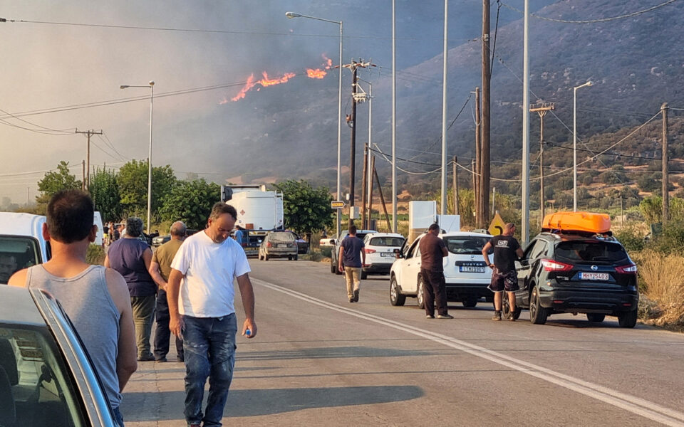 Evia’daki orman yangını devam ediyor, itfaiyeciler gece boyunca mücadele ediyor